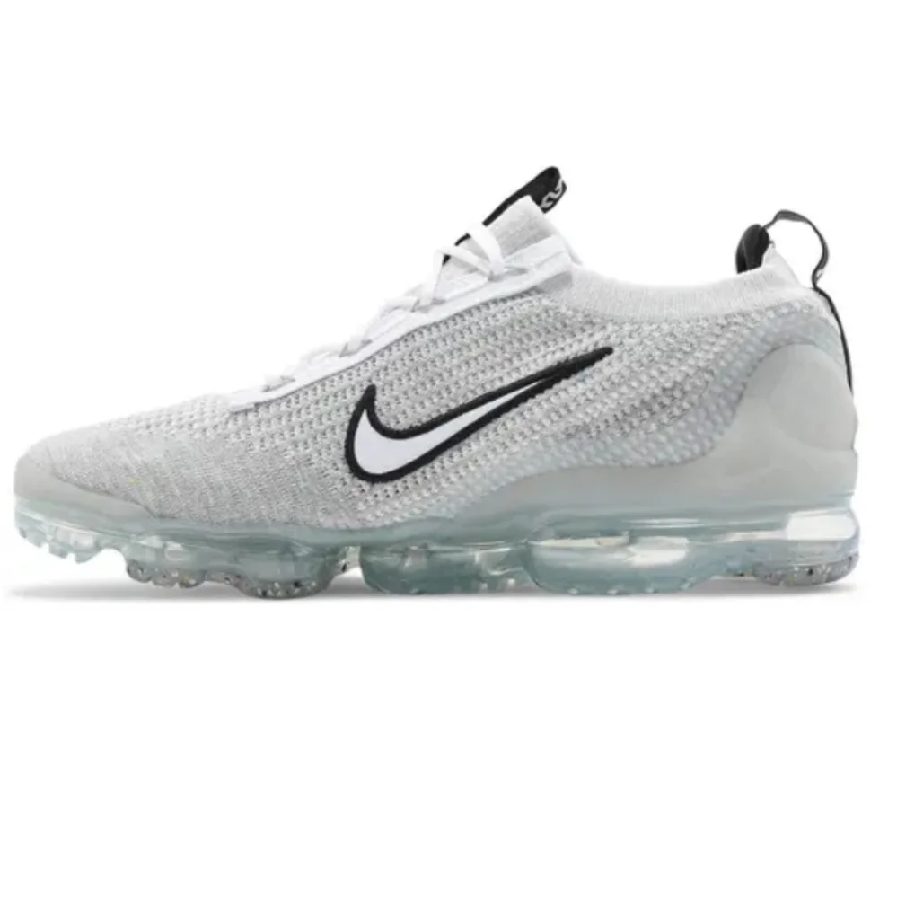 NIKE AIR VAPORMAX MONOCHROME. NEW WITHOUT BOX.